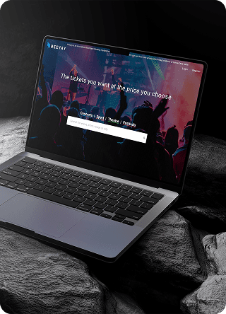 Widok strony beeyay.com na laptopie