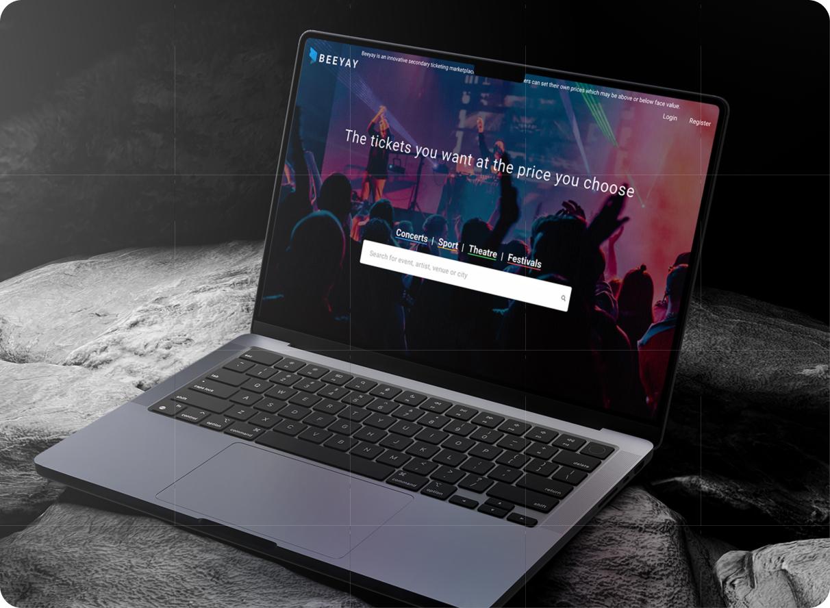 Widok strony beeyay.com na laptopie